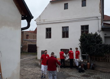 Mladí kamarádi pomáhali potřebným