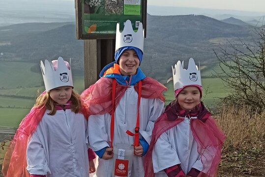 Diecézní charita Litoměřice zahájila Tříkrálovou sbírku výstupem na Lovoš