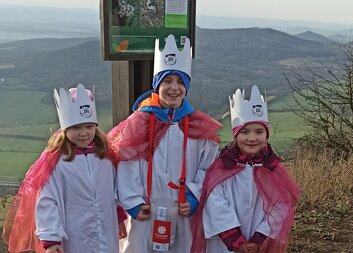 Diecézní charita Litoměřice zahájila Tříkrálovou sbírku výstupem na Lovoš