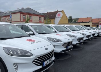 Diecézní charita Litoměřice uvádí do provozu devět elektromobilů pro terénní pečovatelské služby