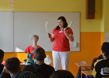 Charita ukazuje žákům, jak důležitá je péče o seniory a osoby v nouzi